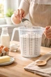 Мерный стакан 1500 мл с ручкой и носиком пластиковый кухонный кувшин для измерения жидкостей и сыпучих продуктов - изображение 3