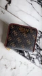 Гаманець Guess Izzy Small Zip Around Wallet лого - зображення 1