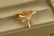 Кольцо Xuping Jewelry Гольчатая астра с белой керамикой р 18 золотистое - изображение 2