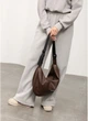 Жіноча сумка Sambag HOBO Comfy шоколадна 50x28x5 см екошкіра міська Sambag 55178 - зображення 5