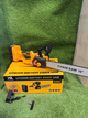 Професійна акумуляторна пила DeWalt DCM575N (48V, 6Ah) Безщіткова пилка АКБ з автозмащенням ланцюга та шиною 40см Девольт - изображение 1
