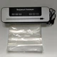 Вакууматор для продуктів Vacuum Sealer з LED-дисплеєм, вбудованим різаком та 10 пакетами для вакуумного пакування - зображення 2