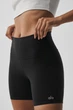 Женские велосипедки Alo Yoga Airbrush High-Waist 5 Biker Short Black W6311R размер M - изображение 2