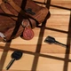 Кожаный брелок унисекс из натуральной кожи для ключей с тиснением герба Украины компактный светло-коричневый 62211 - изображение 3