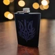 Стильна фляга сувенірна з нержавіючої сталі 270 мл - Chaban_Souvenir - Металева, чорна, для напоїв. З зображенням Герб України FLB008 - зображення 3