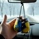 Брелок боксерские перчатки 10 см желто-синие из искусственной кожи для ключей и авто - изображение 4