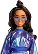 Лялька Barbie Deluxe Style №7 з хвилястим коричневим волоссям, у металевій синій кофті та спідниці (JFP42) - зображення 4