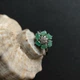 Серебряное кольцо с натуральным изумрудом, фианитами, вес изделия 3,09 гр (2187769) - изображение 3