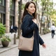 Женская сумка Vintage из натуральной кожи бежевого цвета для города и работы (bg226fash29) - изображение 2