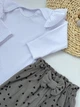 Комплект для новорожденной боди с рюшами и штанишки — стильный детский набор Ткань микровельвет Размер 62 Цвет белый боди с серыми штанишками в сердечках - изображение 2