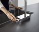 Смеситель для кухонной мойки с выдвижным душем HANSGROHE AQUNO SELECT M81 73830670, черный матовый - изображение 6