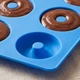 Силиконовая форма для пончиков Donuts R34950 на 8 ячеек, 28.5×16.5 см, синяя - изображение 3