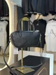 Сумка жіноча Guess крос-боді через плече чорна з ручками та підвісками - зображення 7