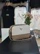Сумка жіноча Guess Noelle крос-боді через плече бежева з ланцюжком - зображення 5