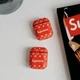 Футляр для навушників Airpods 1 2 пластиковий силіконовий червоний Supreme Red з карабіном - зображення 3