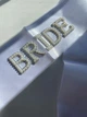 Стрічка атласна весільна для нареченої Bride біла з камінцями та бусинами 1шт - зображення 4