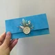 Конверт оксамитовий під гроші розмір 16,6 х 8 см з печаткою та декором на магнітній застібці яскраво-блакитного кольору - зображення 2