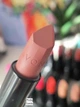 Зволожувальна матова губна помада Avon Ультра Нюд та блюз/Nude Suede - изображение 2