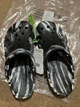 Чоловічі крокси Crocs Baya Marbled Clog Black/White (48/49, чорний) - зображення 12