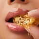 Олія для губ Gisou Honey Infused Lip Oil Honey Gold (50869941961034) - изображение 4