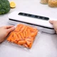 Вакуумный упаковщик мощность 110 Вт цвет белый с вакуумными пакетами 5 м х 25 см для хранения продуктов - изображение 6