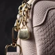 Женская кожаная сумка Vintage 22х14х6,5 см белая на два отделения с тиснением под змею 60698 - изображение 12