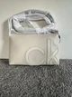 Сумка жіноча Calvin Klein з пильником кремова - зображення 6