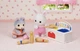 Zestaw figurek Epoch Sylvanian Families Babys Toy Box Snow Rabbit and Panda Babies z akcesoriami (5054131057094) - obraz 6