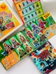 Подарочный набор на липучках LEGO Super Heroes BOX (2 большие книги + стикеры, 46 персонажей, оружие и локации) - изображение 6