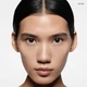 Зволожуючий омолоджуючий консилер Victoria Beckham The Concealer Pen with TFC8® Luminous Coverage Concealer L1 2.4 мл - зображення 6