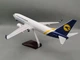 Колекційна модель пасажирського літака 1:85 Boeing 737-800 МАУ Міжнародні Авіалінії України з LED підсвіткою салону 47 см - зображення 2