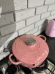 Каструля чавунна Smeg 24 см 4.2 л рожевий - зображення 3