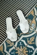 Женские лаконичные шлепанцы PARADIZE SHOES из натуральной белой кожи с мягкой стелькой на плоской черной подошве 38 размер (стелька 24,5 см) - изображение 2