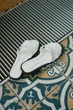 Женские лаконичные шлепанцы PARADIZE SHOES из натуральной белой кожи с мягкой стелькой на плоской черной подошве 38 размер (стелька 24,5 см) - изображение 5
