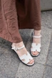 Женские минималистичные босоножки PARADIZE SHOES из натуральной белой кожи с мягкой стелькой на плоской черной подошве 40 размер (стелька 25,8 см) - изображение 2