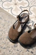 Женские элегантные замшевые босоножки PARADIZE SHOES коричневого цвета с закрытым носком и пряжкой на низкой подошве 38 размер (стелька 24,2 см) - изображение 6