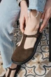 Женские элегантные замшевые босоножки PARADIZE SHOES коричневого цвета с закрытым носком и пряжкой на низкой подошве 38 размер (стелька 24,2 см) - изображение 9