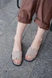 Женские лаконичные шлепанцы PARADIZE SHOES из натуральной бежевой кожи с мягкой стелькой на плоской черной подошве 37 размер (стелька 24 см) - изображение 3