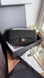 Жіноча сумка під Chanel Classic Double Flap ікра 26*16 см чорна із золотою фурнітурою - изображение 2