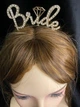 Обруч зі стразами Bride Золотистий 100 мм Стильний обруч для дівич-вечора Жіночий обруч для волосся - изображение 1