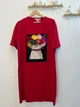 Женское платье-футболка мини Цветочный кот Modna KAZKA MKSH2444/1 - 54/56, Червоний - изображение 2