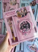 Подарочный набор K-pop Huntrix розовый: блокнот с разноцветными страницами и ручка - изображение 3