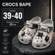 Крокси Crocs Bape сірі унісекс 39-40 на стопу 25 см гумові сабо з ремінцем, вентиляційними отворами та джибітсами - зображення 1