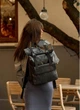 Женский городской рюкзак RollTop из экокожи для повседневного использования с регулируемым объемом и карманами, черный принт крокодил 60605 - изображение 3