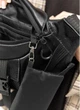 Велика жіноча шкіряна поясна сумка-бананка Sambag DynamicDart чорна містка міська сумка на пояс 51905 - зображення 11