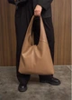 Жіноча сумка Sambag HOBO M кавова з екокожі стильна жіноча hobo-сумка 51921 - зображення 9