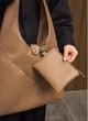 Жіноча сумка Sambag HOBO M кавова з екокожі стильна жіноча hobo-сумка 51921 - зображення 10
