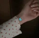 Серебристый регулируемый браслет с бабочкой, который светится в темноте - изображение 2