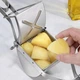 Прес для картофельного пюре овощей фруктов цитрусовых ручной механический из нержавеющей стали картофелемялка кухонный измельчитель толкушка для вареного картофеля гуакамоле гарниров томатов творога ягод детского питания без комочков с нескользящей ручкой - изображение 2