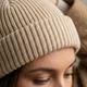 Шапка докер хлопчатобумажная для девушки и парня бежевая One size, головной убор шапка бини короткий для демисезона с подворотом - изображение 8